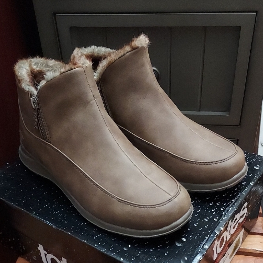 Totes Women's Brown Fur-Lined Winter Boots